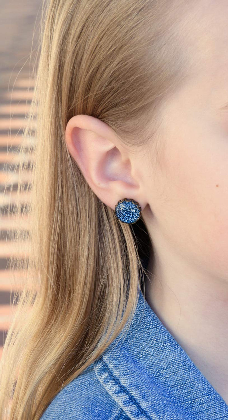 Antiqued Gold-tone Animal Print Glass Stud Earrings 12mm (Med Blue)